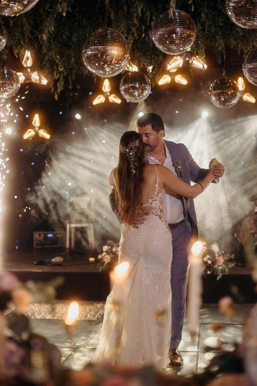 Alegría y celebración con invitados