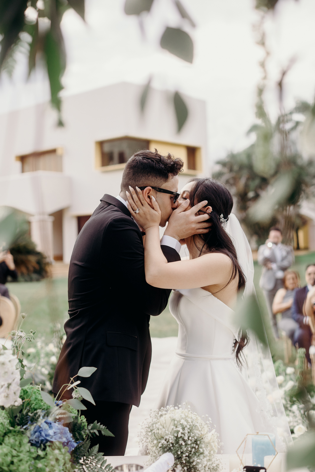 Novios capturando un momento íntimo