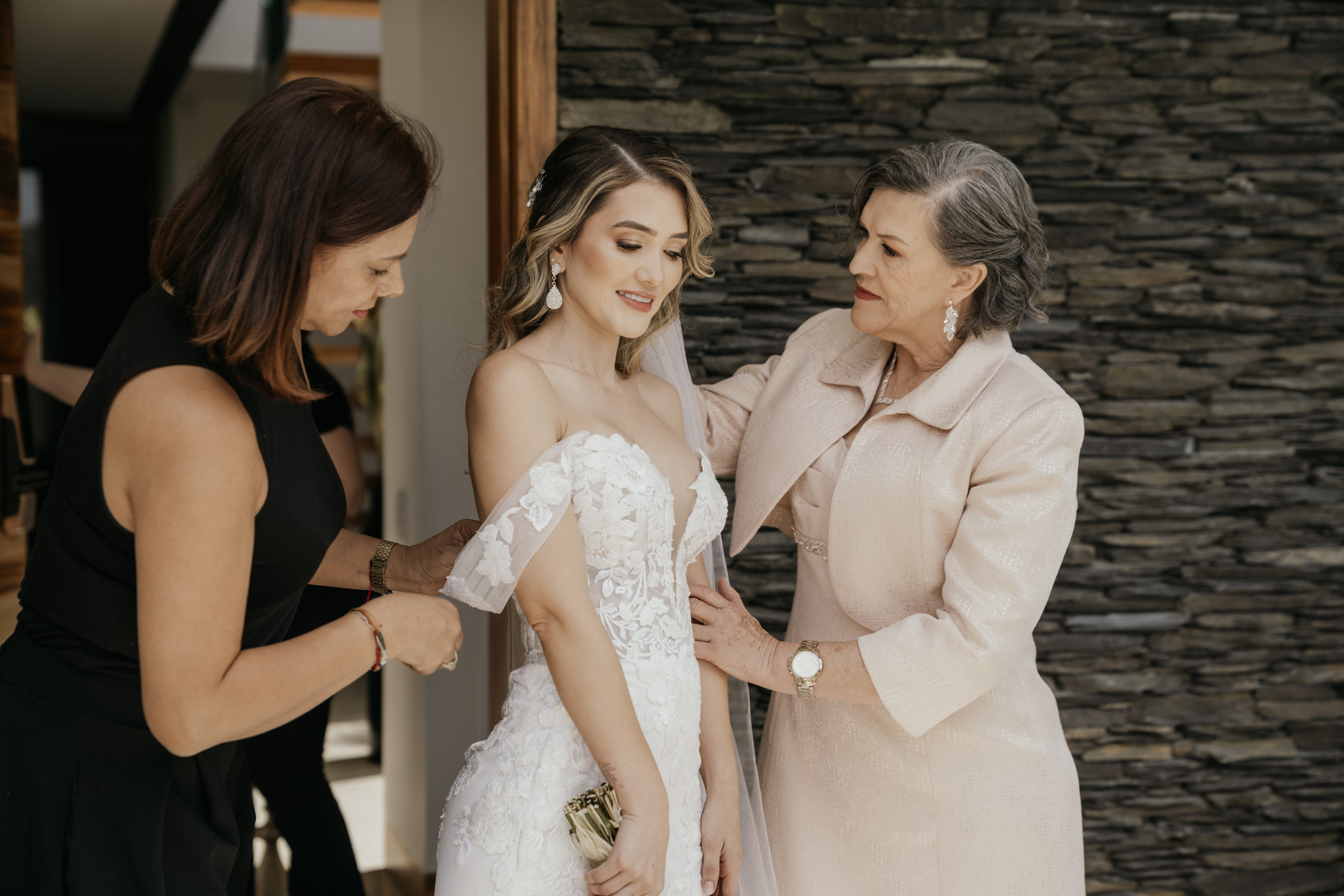 Atmósfera elegante en recepción de boda